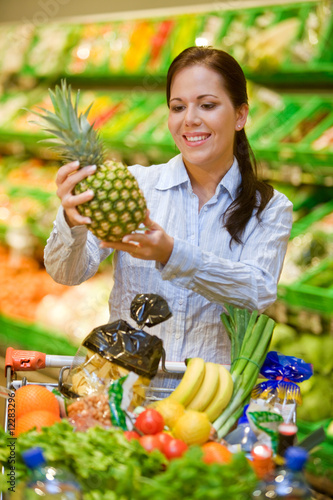 Einkauf Von Obst Gem Se Im Supermarkt Stock Foto Adobe Stock