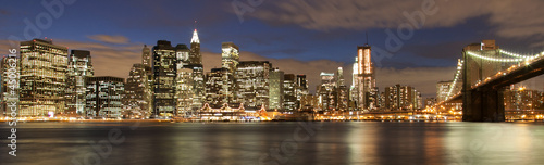 Obraz na płótnie canvas Skyline wieczorem manhattan od strony brooklyn, new york, usa