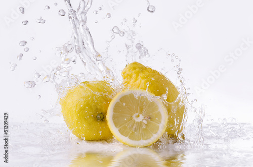 Obraz na płótnie canvas Plusk limoni
