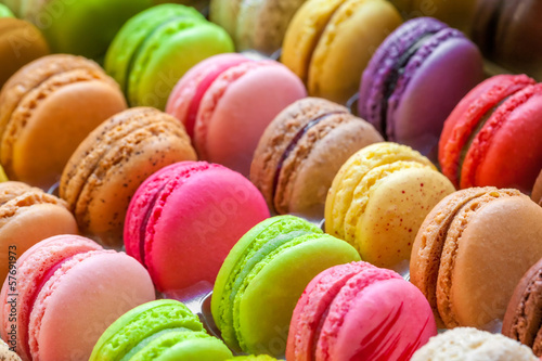 Obraz na płótnie canvas dwuczęściowy "dyptyk" Tradycyjne francuskie kolorowe macarons w pudełku