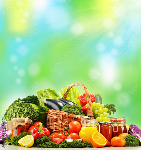 Obraz na płótnie canvas Zbilansowana dieta oparta na surowych warzywach organicznych
