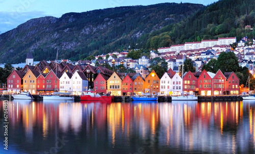 Obraz na płótnie canvas Bergen nocny widok na panoramę miasta