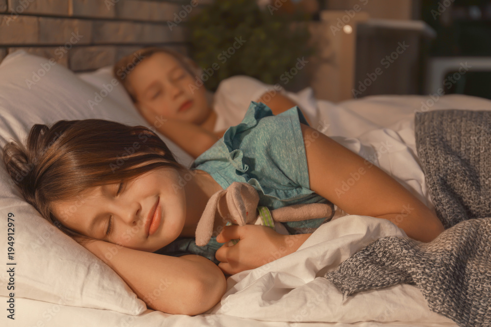 Младший брат трахает зрелую сестру пока ее муж спит