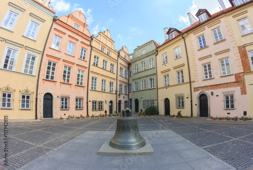 Warszawa, trójboczny plac przy ulicy Kanoniej. W rogu znajduje się najwęższa kamienica na warszawskim Starym Mieście. Ma 2m szerokości i jest też najwęższą w Europie