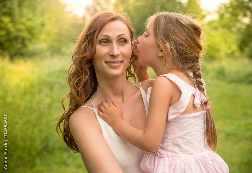 M Dchen Erz Hlt Ihrer Mutter Ein Geheimnis Stock Foto Adobe Stock