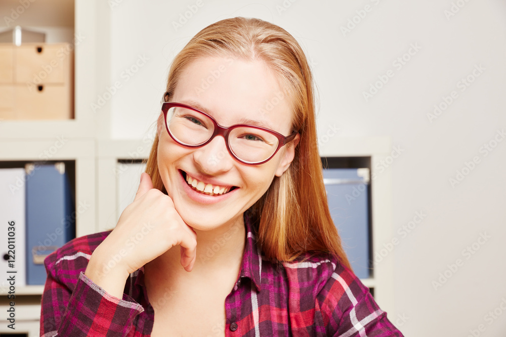 L Chelnde Junge Blonde Blonde Frau Stock Photo Adobe Stock