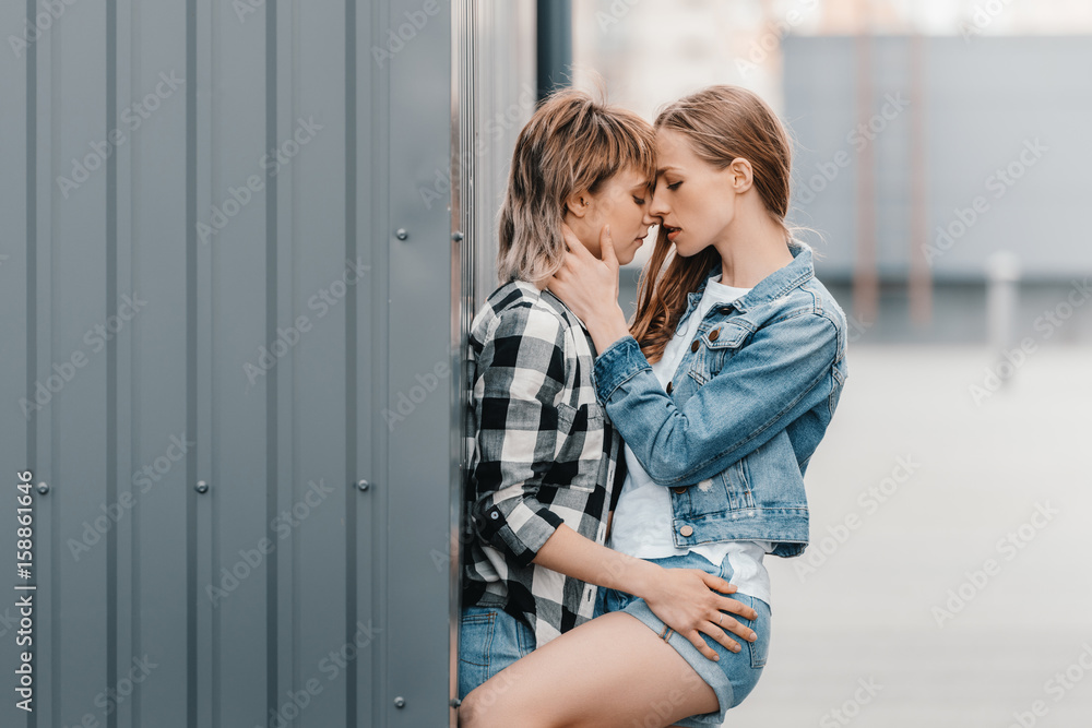 Две молодые лесбиянки с маленькими сиськами целовались и делали куни друг другу на диване дома
