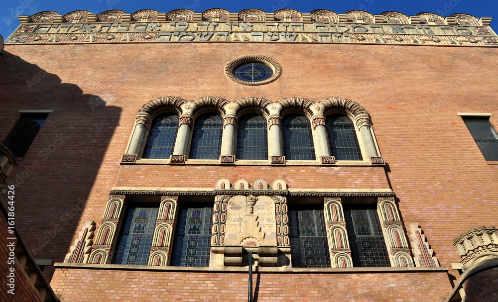 Fassade Der Gro E Synagoge Mit Rundbogenfenstern Stock Photo Adobe Stock