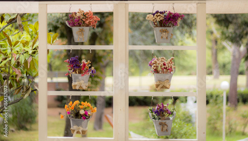 kwiaty w okiennicach