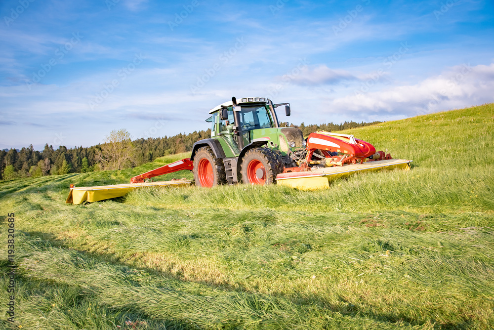 Erntezeit Moderne Landtechnik Beim Gras M Hen F R Silage Stock Foto