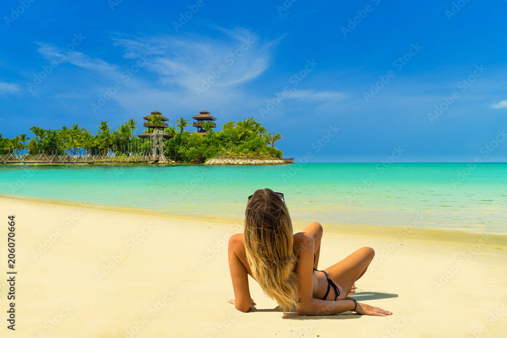 Foto De Beautiful Woman In Bikini Sunbathing At The Seaside Do Stock Adobe Stock