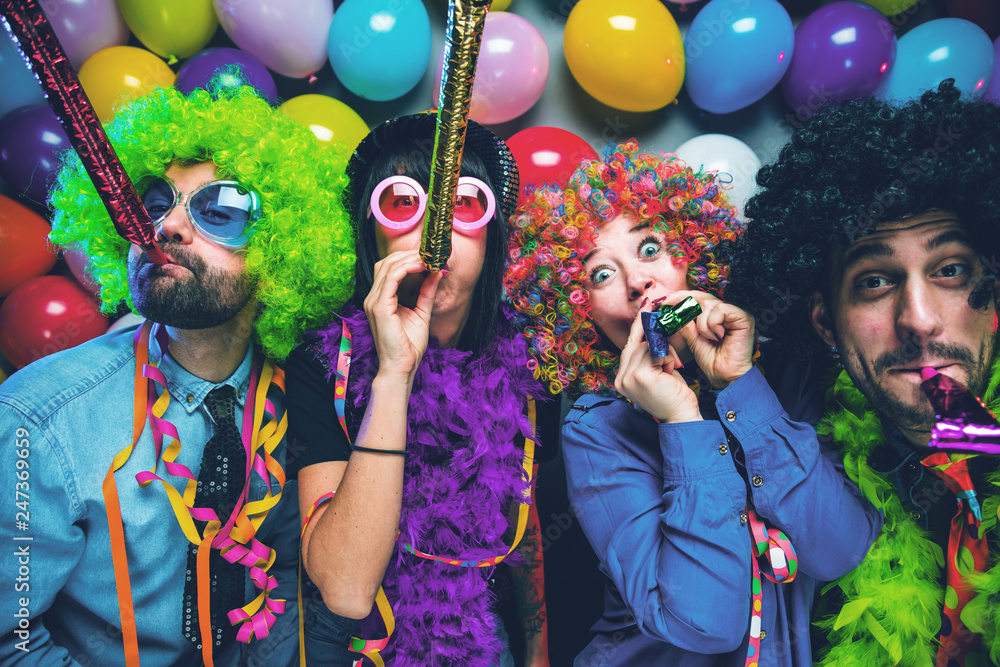 Karneval Party Lachende Freunde In Bunten Kost Men Feiern Karneval