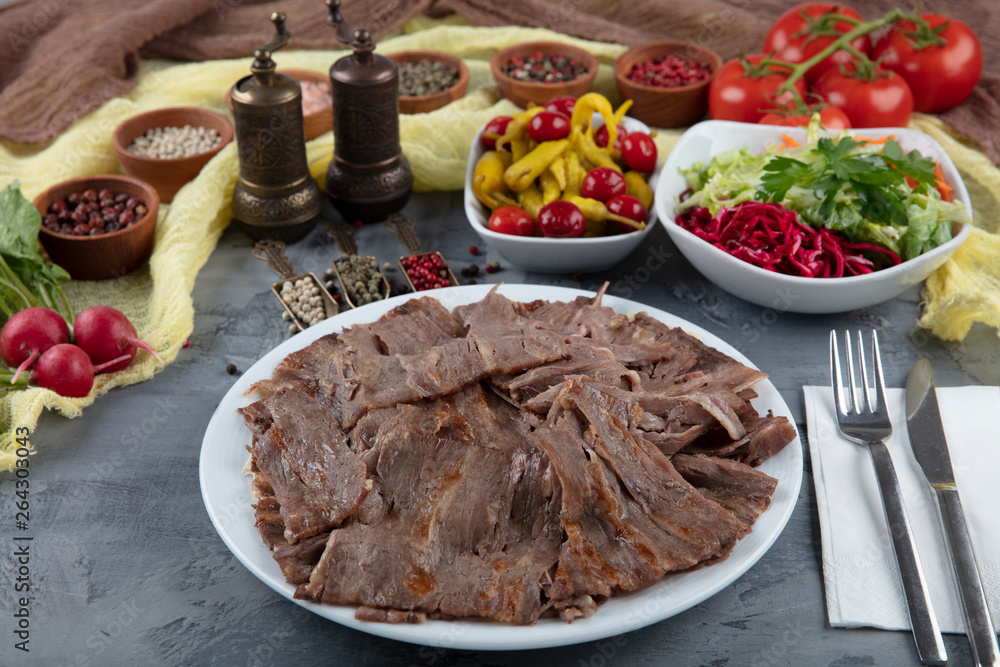 Foto De Turkish Doner Kebab On Plate Arabic Traditional Doner With