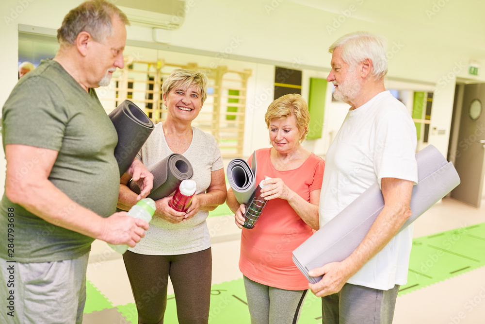 Gruppe Senioren Mit Yogamatte Im Fitnesscenter Stock Photo Adobe Stock