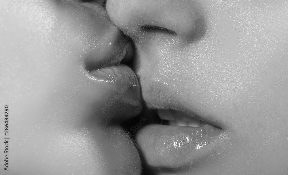 Страстные лесбиянки целуются в губы и ласкают дырочки