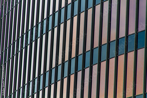 Moderne verspiegelte Glasfassade