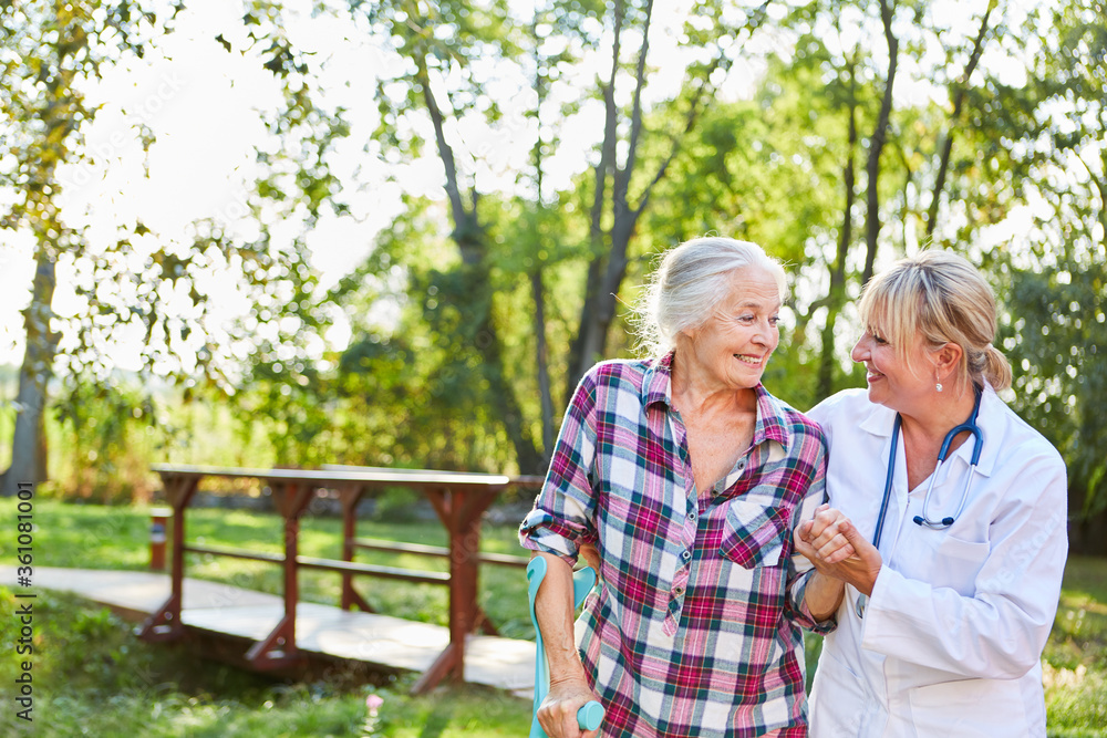 Rztin Hilft Einer Seniorin Beim Lauftraining Stock Photo Adobe Stock