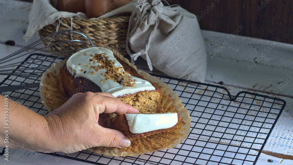 bizcocho de zanahoria con crema y nueces por encima recién horneado