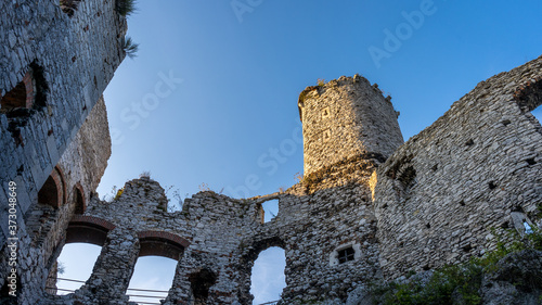 ruiny zamku leżącego na Jurze Krakowsko-Częstochowskiej, wybudowanego w systemie tzw. Orlich Gniazd, we wsi Podzamcze w województwie śląskim, w powiecie zawierciańskim, około 2 km na wschód od Ogrodz