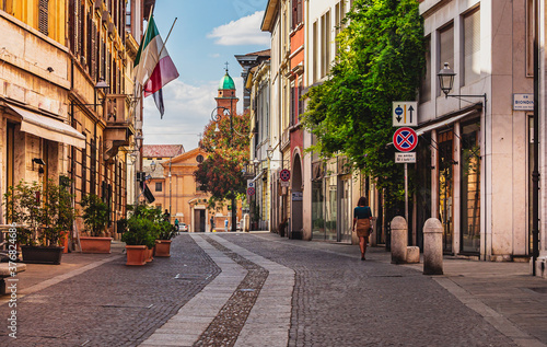 Obraz przedstawia jedną z ulic włoskiego miasta.