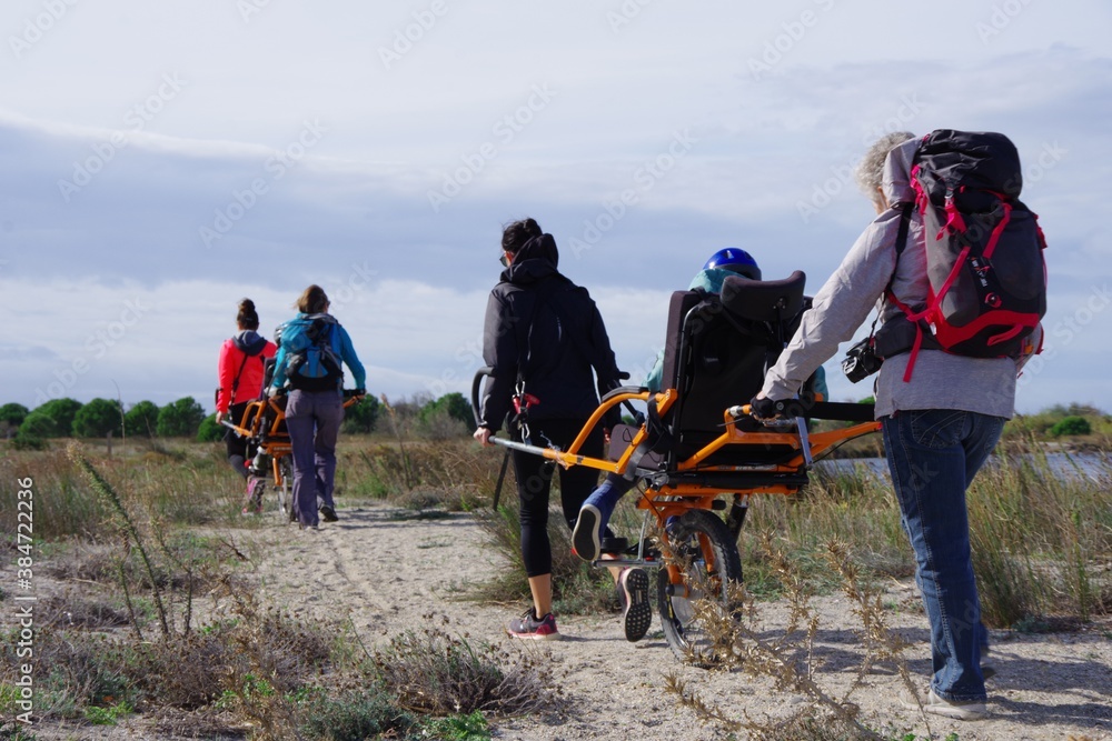 Randonnée solidaire avec handicap en joelette sorte de fauteuil roulant