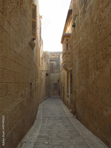 Wąski uliczki w starym cichym miasteczku na Malcie