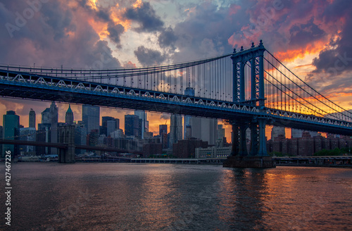 Zachód słońca w Nowym Jorku - Manhattan Bridge, w tle most brookliński