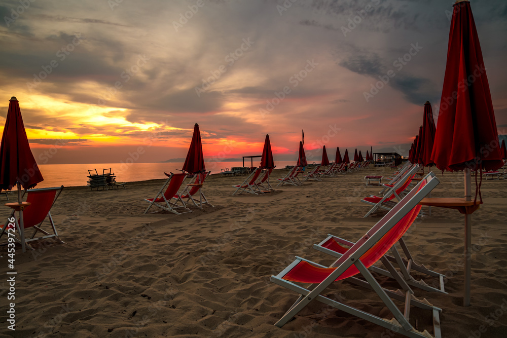 Spiaggia Al Tramonto Spiaggia Con Ombrelloni Rossi Con Cielo Al