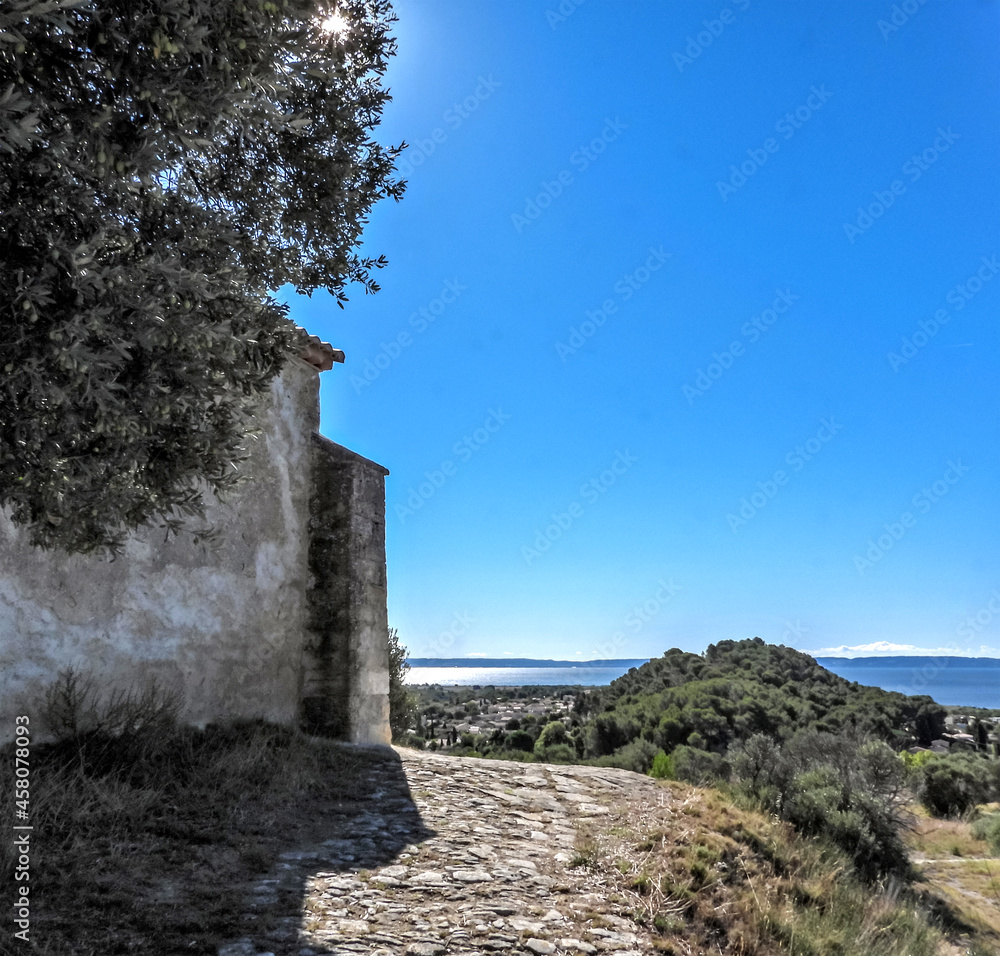 Chapelle Notre Dame De Saint Chamas Sur Une Colline Et L Tang De Berre