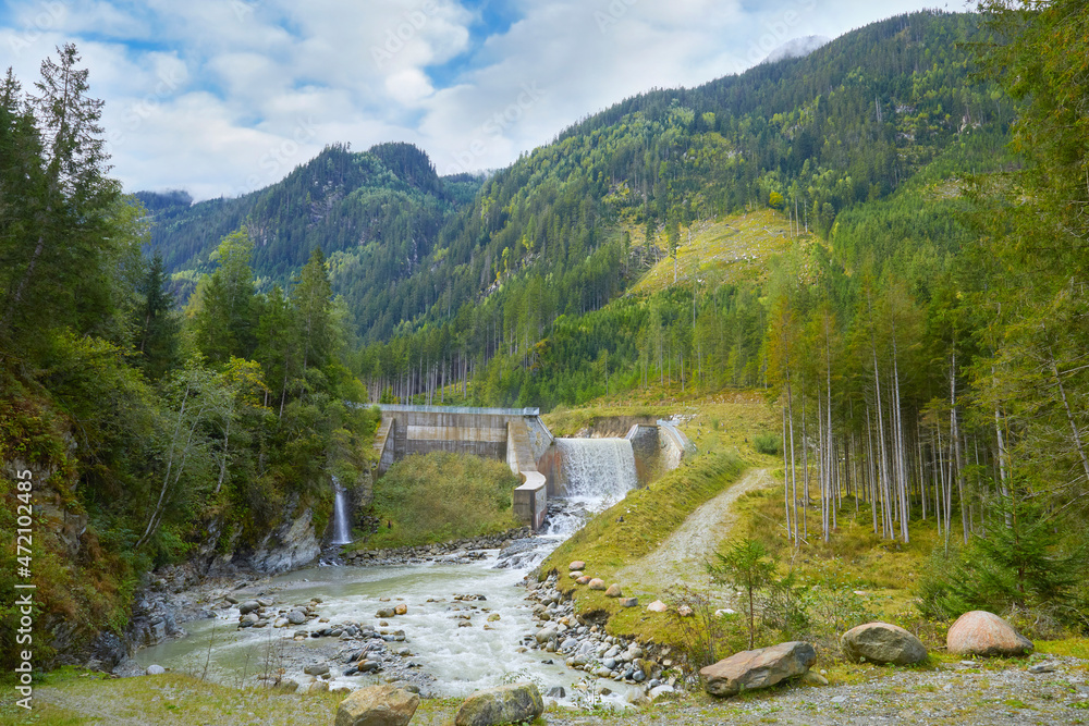 Talsperre zum Schutz vor Hochwasser in den österreichischen Alpen im