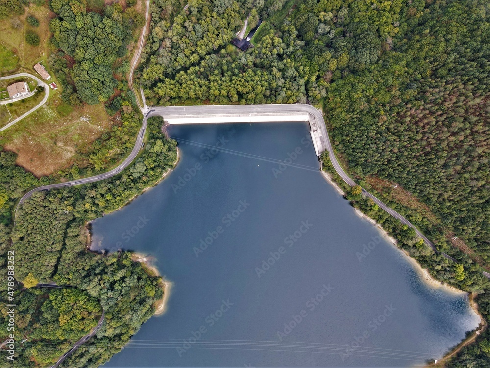 Vista aérea de un lago forestal Vista aérea del lago azul y de los