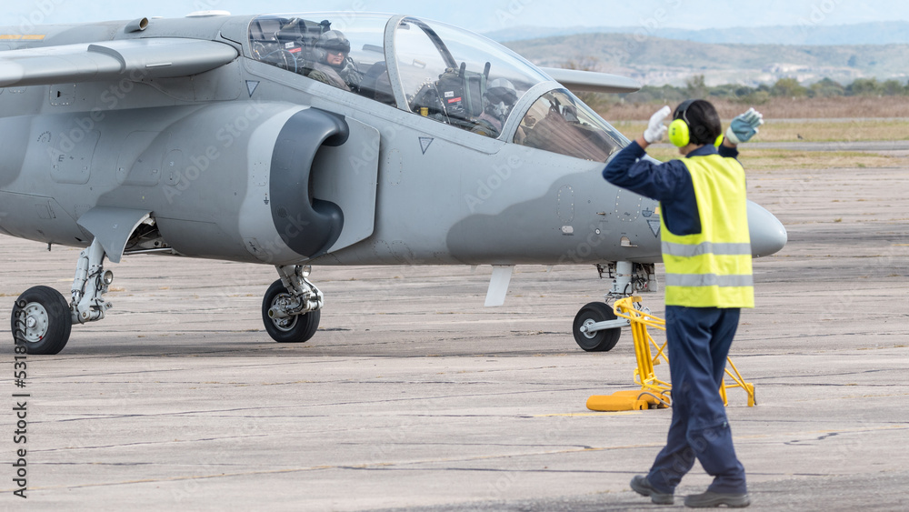 Avion A Reaccion De Entrenamiento Avanzado Sigue Las Indicaciones Del