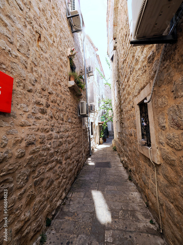 Urokliwe wąskie uliczki i mury obronne historycznego miasta Budvy w Czarnogórze