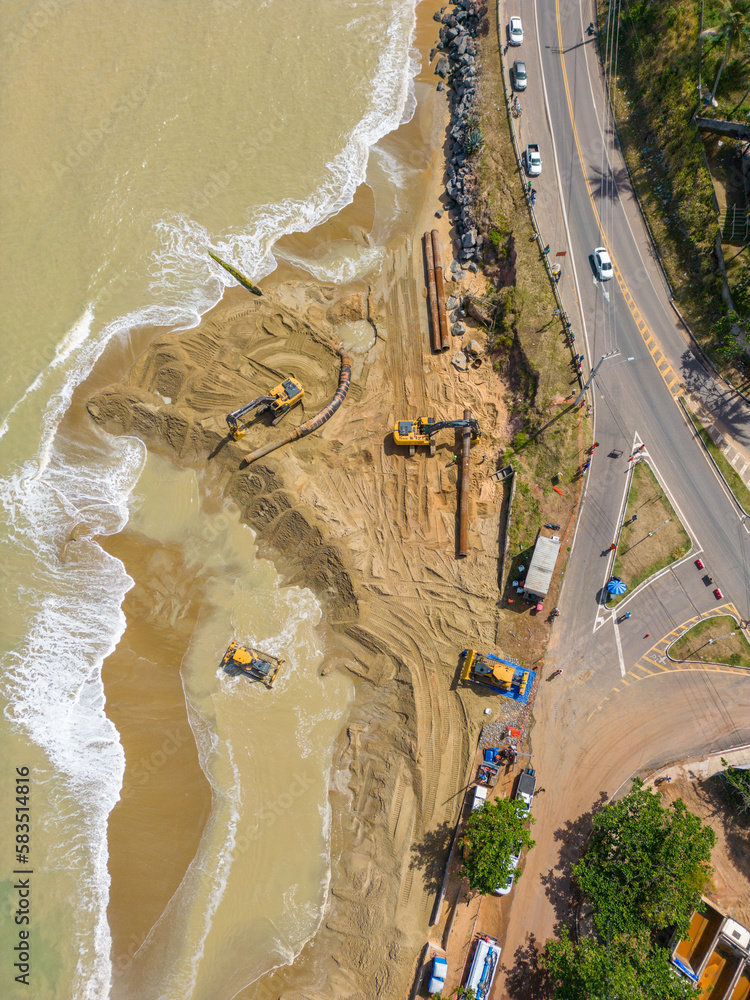 Imagem aérea de obras de engorda da faixa de areia da Praia de Meaípe