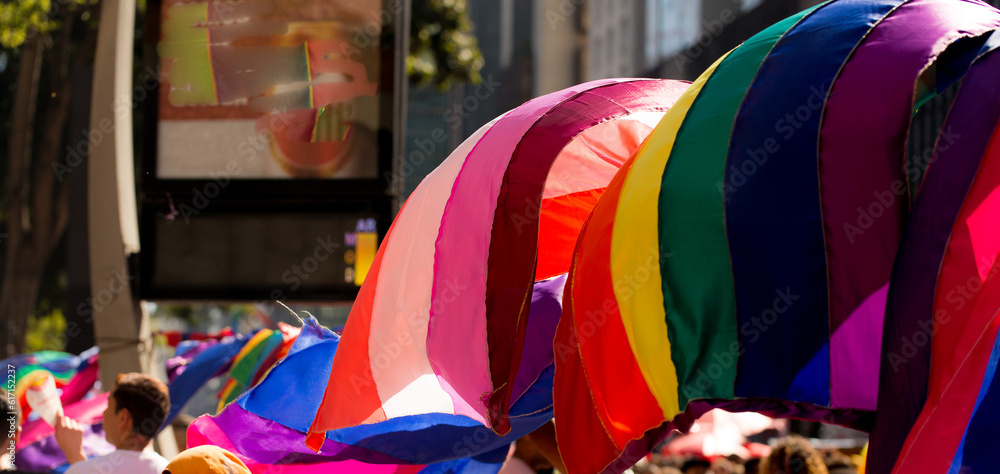 Bandeiras coloridas símbolo do orgulho gay penduradas em varais na