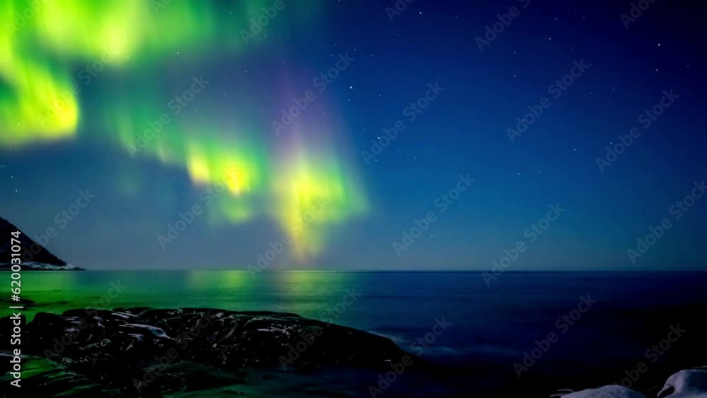 Vidéo Stock Dramatic Time Lapse of Polar Lights Painting the Night Sky