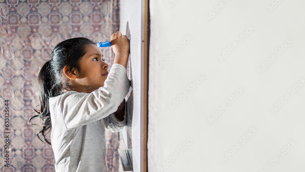 Ni A Latina Sonriente Y Feliz Escribiendo En La Pizarra De Clases Con Plumones De Colores