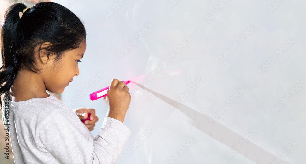 Ni A Latina Sonriente Y Feliz Escribiendo En La Pizarra De Clases Con Plumones De Colores