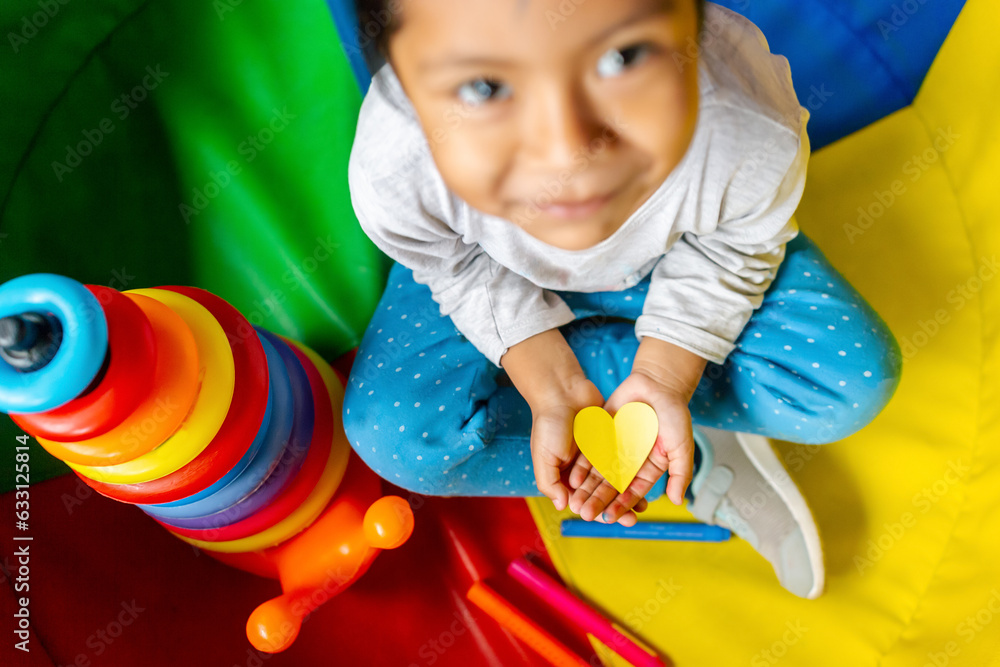 Ni A Latina Sonriente Y Feliz Sosteniendo En Sus Manos Un Coraz N De