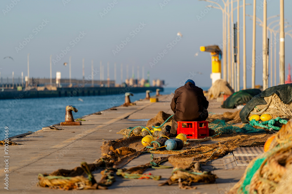 P Cheur R Parant Ses Filets Sur Le Qui D Un Port De P Che Stock Photo