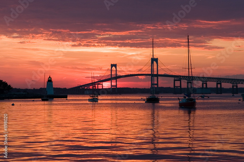 Fotografía beautiful sunset and newport bridge