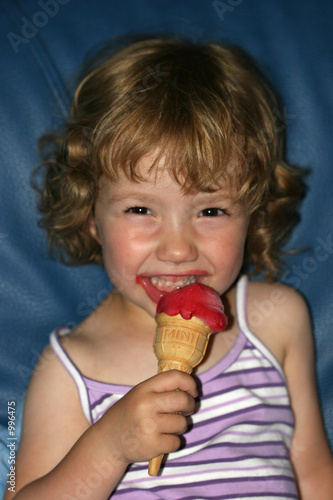 Enfant Qui Mange Une Glace Stock Photo Adobe Stock Enfant Qui Mange Une Glace Stock Photo Adobe Stock