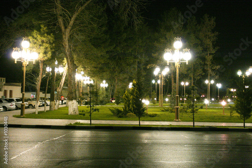 zielony-oswietlony-park-noca-w-centrum-miasta