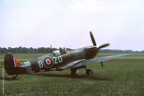 Tela spitfire taxiing