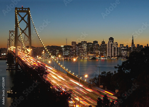 Board z aluminiowym obramowaniem Bay bridge, san francisco o zmierzchu