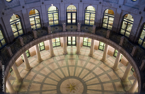 Fotografia, Obraz state capitol building at night in downtown austin, texas