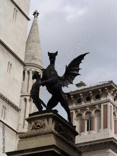 griffin statue at high courts in london Tableau sur Toile