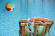 © Alex Bramwell - mujer y piscina