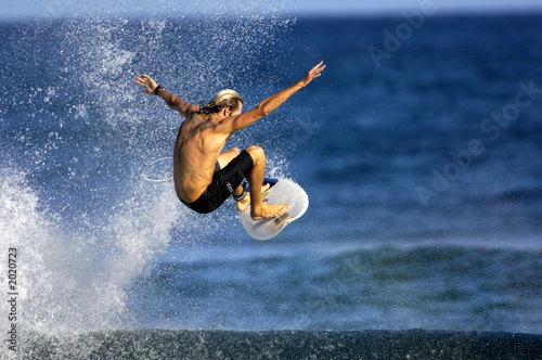 Naklejka samoprzylepna Surfer robi ariela