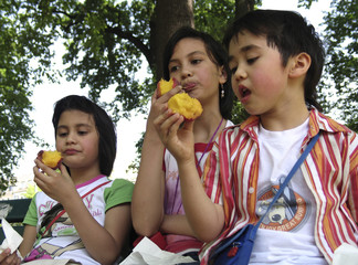 kinder beim pfirsich essen